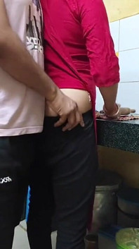 Bhabhi ko khana banane nhi diya devar ji ne kichen mai hi choda