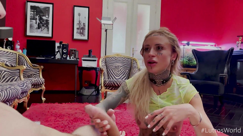 Lutros World: Verrückte stiefschwester fistet ihren arsch, während sie mir einen blowjob...