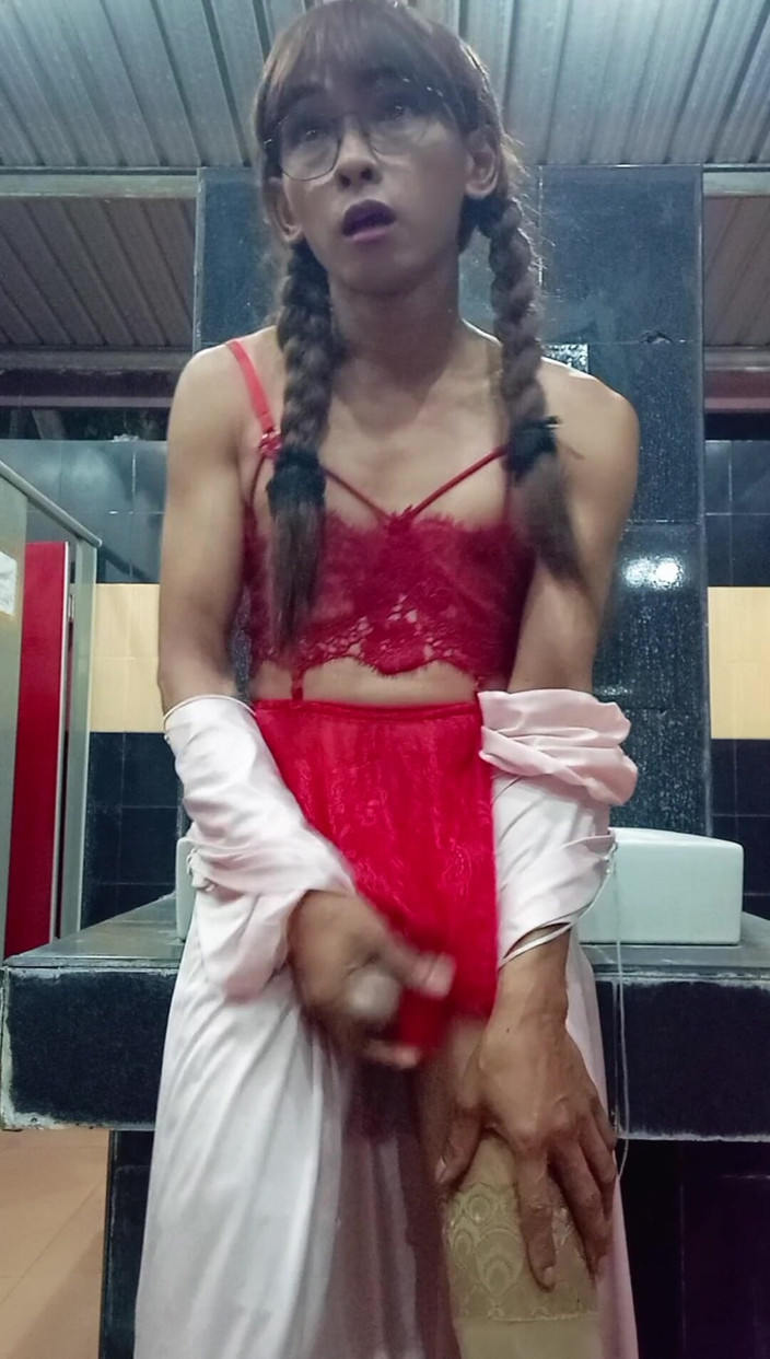 Menaiisd: Maminsynek w publicznej toalecie