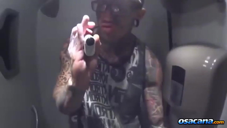 World Gay: Se masturber dans les toilettes du bus