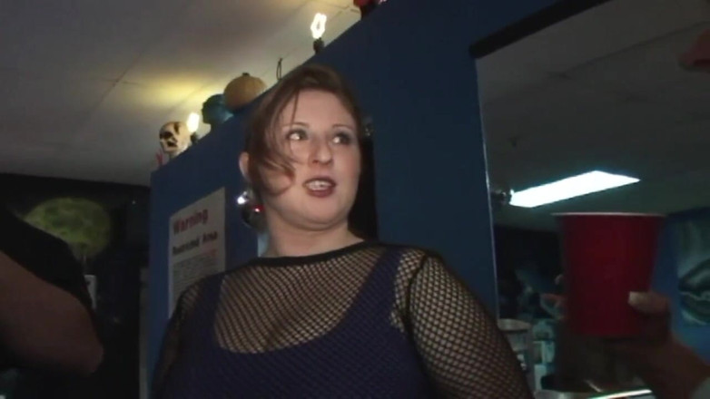 Dirty Dating Live: Orgie interraciale dans l’espace extra-atmosphérique dans un salon de tatouage...