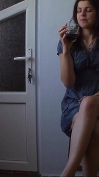 Sexy teen imbibe succo per farsi pipì