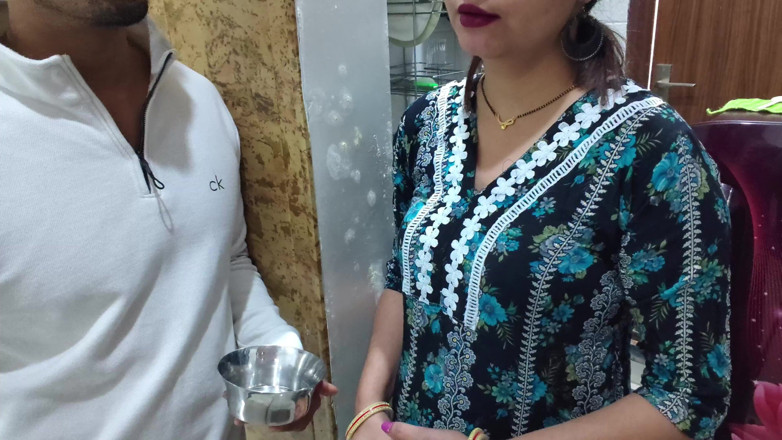 Hornycouple149: Liet de Bhabhi van de buurman met grote borsten achter...