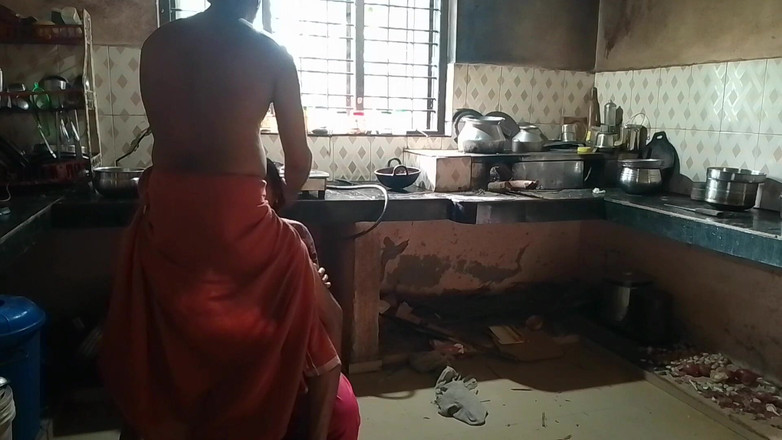 LEGSCOUPLE12: Dona de casa indiana malayali é fodida de quatro por seu...