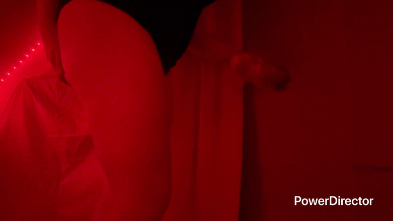 Galy: Glory Hole na disko toaletě, kouřím cizince