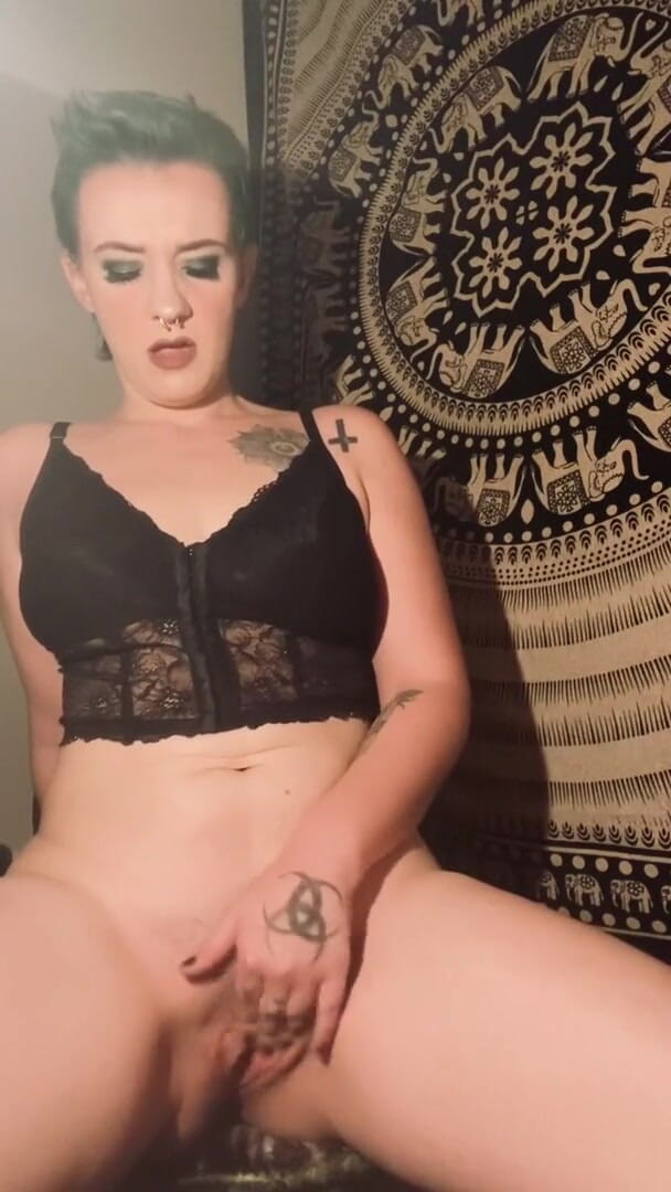 Brookie-bear: Il nuovo plug anale era troppo grande quindi mi sono...