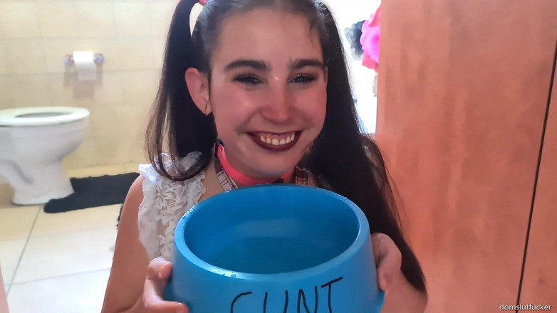 domslutfucker: Con đĩ thắt bím tóc đi bộ với dây xích và đi tiểu