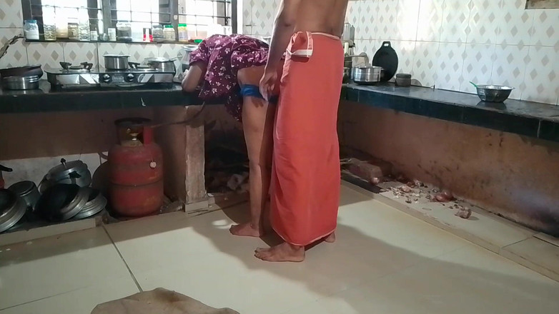 LEGSCOUPLE12: Tamil huisvrouw heeft op zijn hondjes seks met haar man...