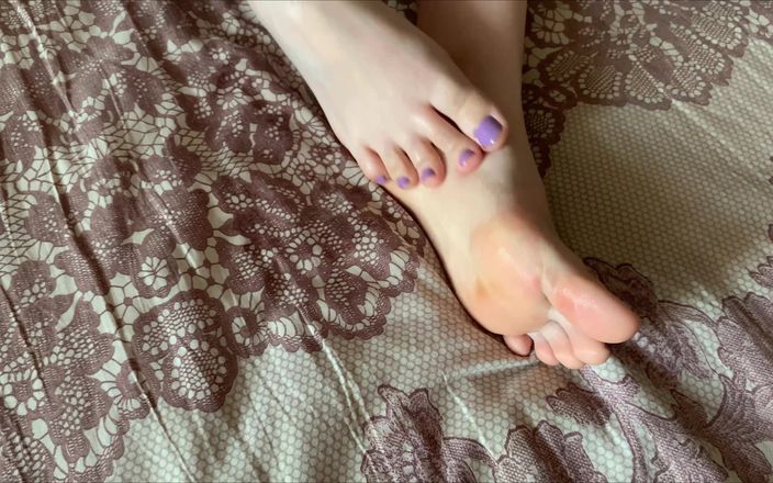 Gloria Gimson: Solo girl acaricia seu pé com pedicure