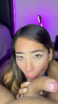 拉丁裔女孩跪下吸吮一根大静脉鸡巴，然后呛出空气