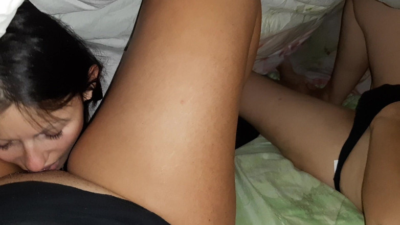 Lesbian-candys: मैंने कंबल के नीचे देखा और मेरी पड़ोसन चूत चाट रही थी और मेरी प्रेमिका देख रही थी और हस्तमैथुन कर रही थी, आश्चर्य की बात है कि तीन लोगों की चुदाई