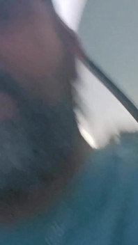 Cewek hot rambut pirang ini lagi asik muasin memeknya pakai dildo di kursi belakang mobil convertible