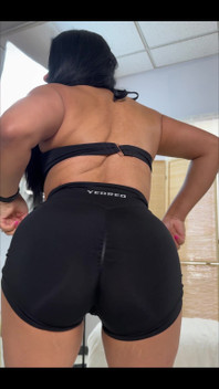 Älskar du MILFs i små shorts?