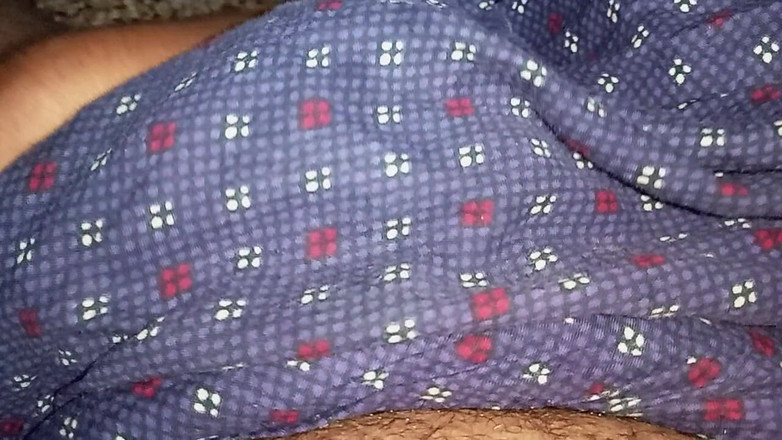 Sweet Indian cock: Індійський хлопець з великим членом мастурбує на відкритому повітрі