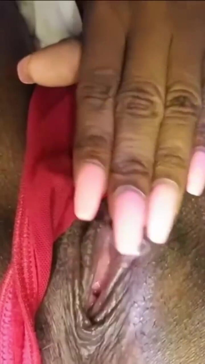 Chocolatedips: 黒檀のティーンが小さなマンコを露出するパンティーを横に