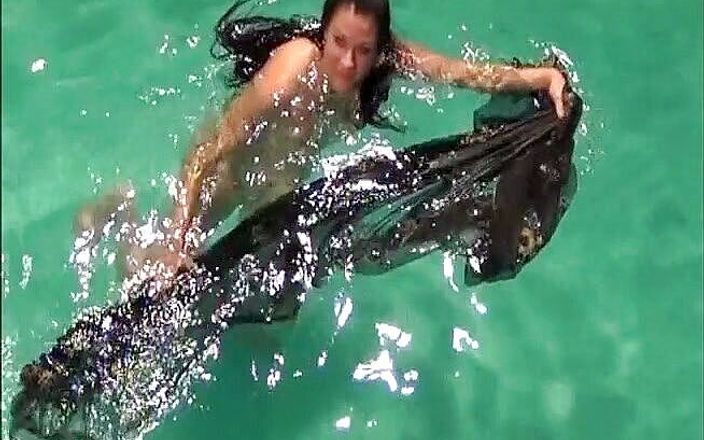 Flash Model Amateurs: Esmer güzel çıplak yüzmeyi seviyor