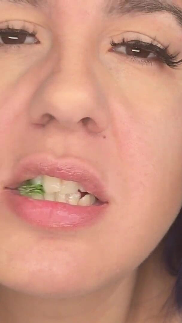 Up Close Gummy Bear Eating: Mouth Fetish (Freya Reign)