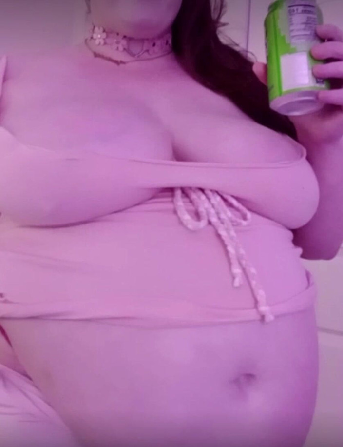CHUBB1E_BUNN1E: Une grosse salope à ventre suce du soda