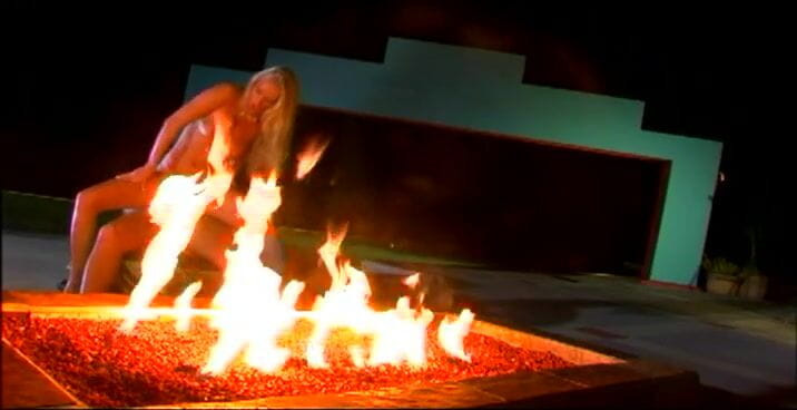 Cryptostudios: MILF blonde nakal dikongkek tekak kasar dan menelan air mani