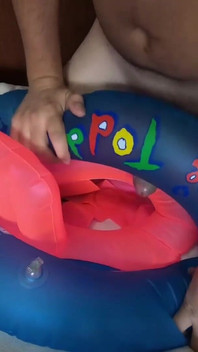 Bermain dengan cincin renang kemurungan
