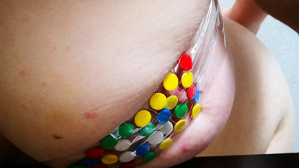 Bouncy Tits Action: Toket dan thumbtack