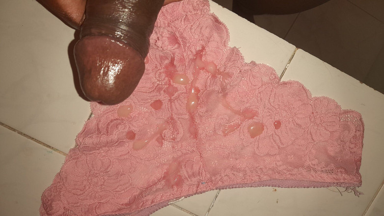 Black guy: Hugh wytrysk na jej seksowne majtki