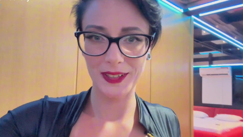 Cris Bathory: Tetovaná MILF v fetišistickém smokingovém sezení