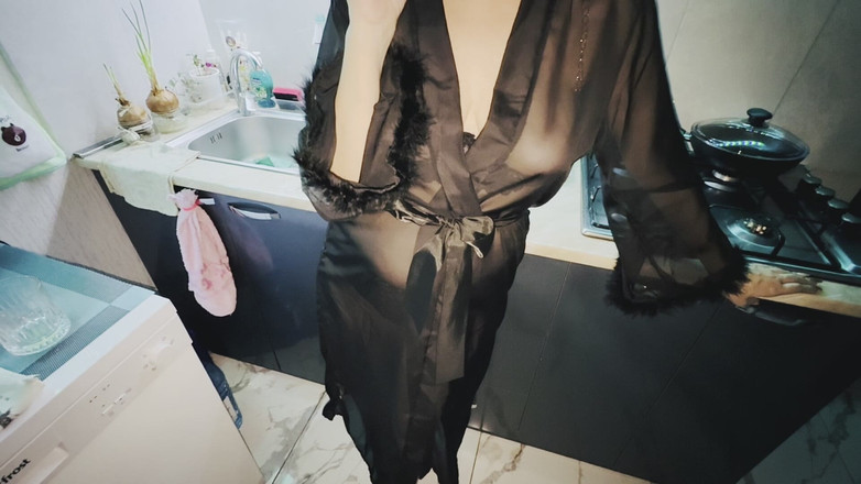 sexalko: मेरी सास ने मुझे लंड से पकड़ लिया और मुझे अपने सोफे पर घसीटा! मुझे इसे संतुष्ट करना था और उसका मनोरंजन करना था