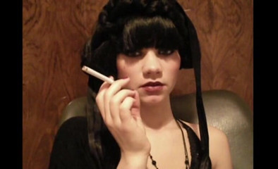 Femdom Austria: Belleza glamorosa fumando un cigarrillo