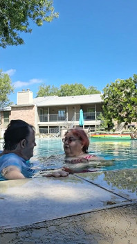 Cuplului mare și țâțoasă îi place să sărute piscina!