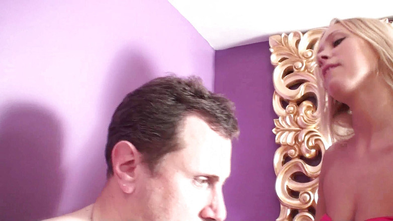 Femdom Austria: La padrona bionda alta usa Joschi come spiedo