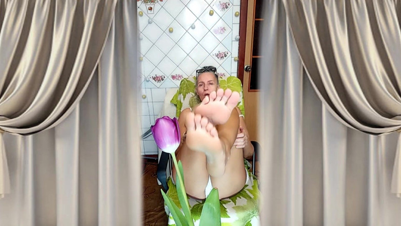 Lukerya: 핫한 주부 Lukerya는 온라인에서 바람을 피우고 식욕을 돋우는 발을 과시합니다.