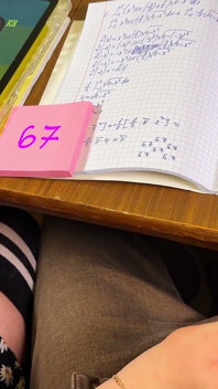 Fată studentă 67 Six-șapte - tachinându-l sub birou în timpul matematicii. Spermă pe ceasul de mână