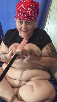 Este o mașină de futut țâțe și e muie