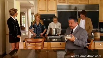 Parody Bros: Blondă și brunetă superbe care împart pula unui bătrân