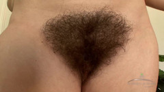 ATK Hairy: Simone Delilah je zpět a poskytuje rozhovor s květinami