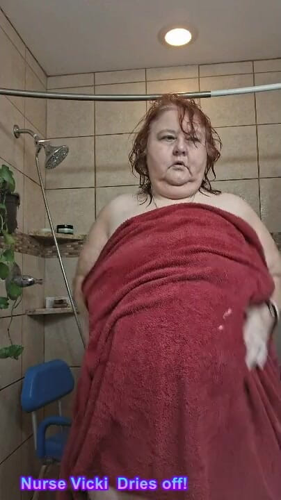 BBW nurse Vicki adventures with friends: Vicki dries si suster nakal ini dan berolahraga sama pria...