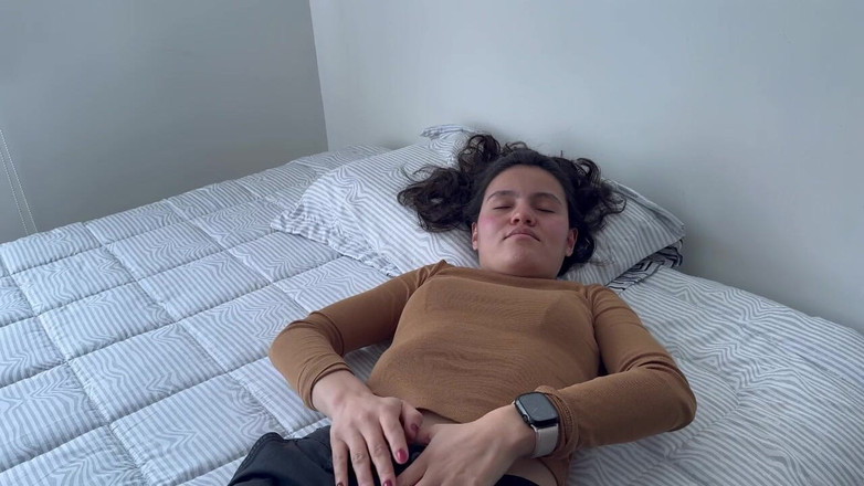 scarlettandc: Frau berührt sich selbst und hat orgasmen, ihre füße zu...