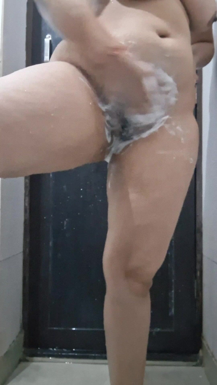 Riyathakur: Riya 18+ genç kız banyo yapıyor