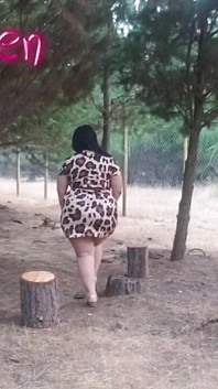 Adorazione del culo sexy matrigna all'aperto