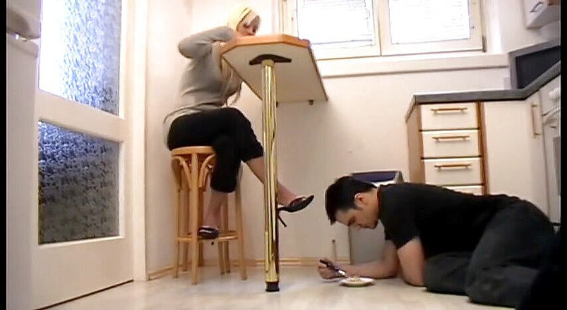 Femdom Austria: Manger par terre