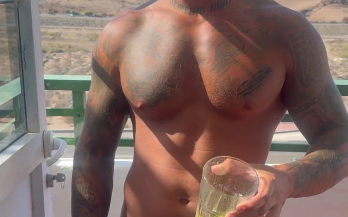 BoyGym: テラスのグラスに小便をしていると、近所の人に捕まってしまいます