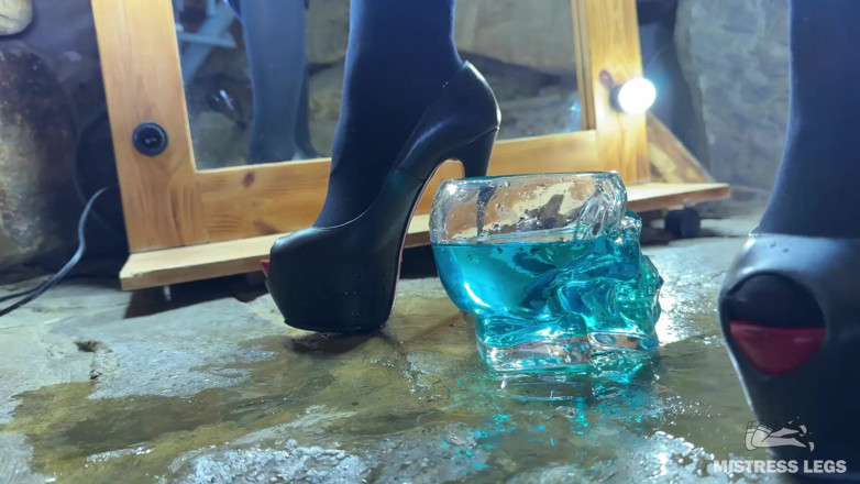 Mistress Legs: Sahibe çişini kullanarak sana özel bir cadılar bayramı iksiri yapıyor