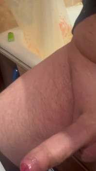 Masturbando meu pau no banheiro e filmando de perto