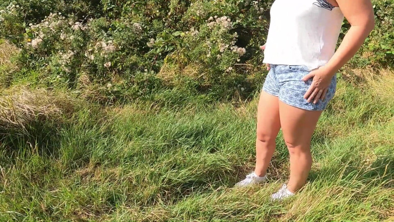69KnkyKouple69: Збочена пара - на відкритому повітрі кукурудзяне поле, велика дупа пишної дружини в позі наїзниці, відео від першої особи