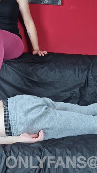 Ölige rückenmassage mit heißen amateur-füßen
