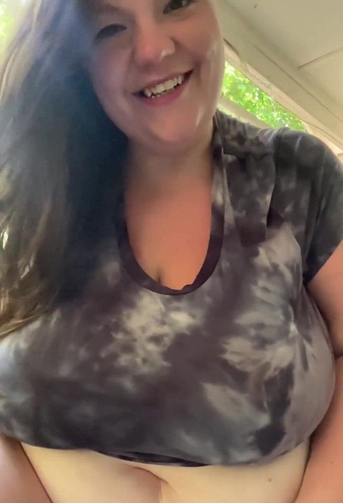 420bettyboobs: Slo-mo tiet laten vallen. Gelukkige vrijdag hunnies!!