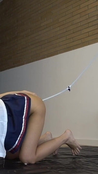 Japonesa universitaria traga leche de su