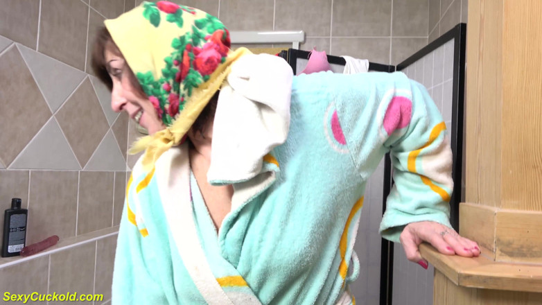 Sexy Cuckold: Stiefmoeder neemt een douche na cuckold-seks