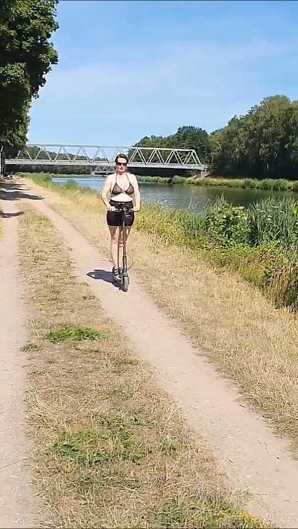 UserBitch1: Loop Topless Langs Het Kanaal